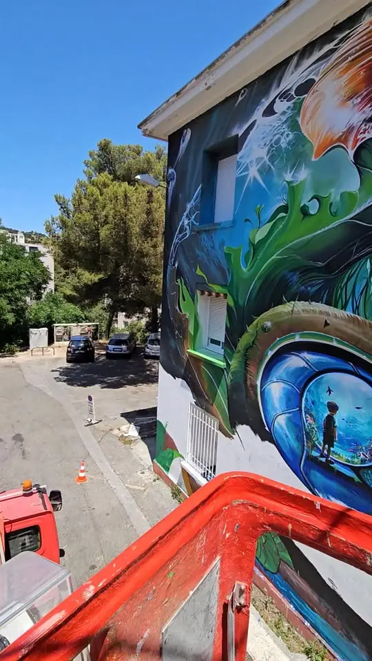 Fresque de Rémi Bertoche en cours à Hyères