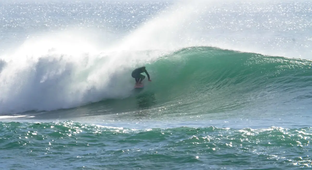 Rémi Bertoche surfant une vague atlantique, origine de son rapport au mouvement