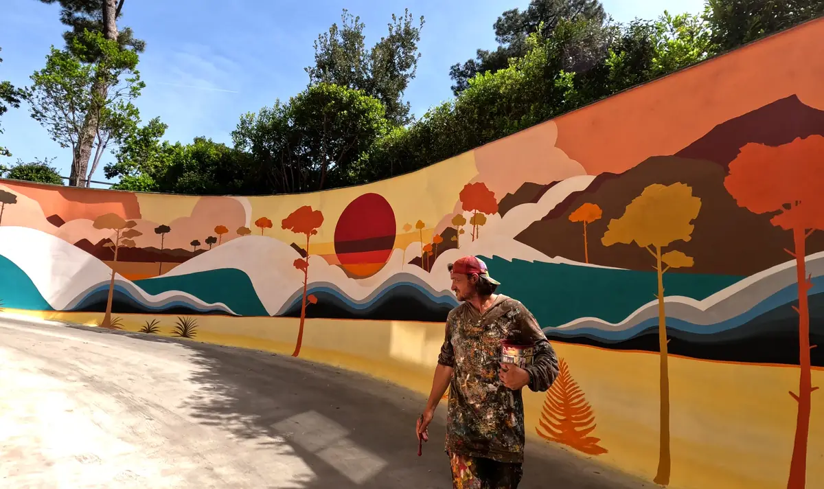 Rémi Bertoche devant la fresque immersive de la Villa S